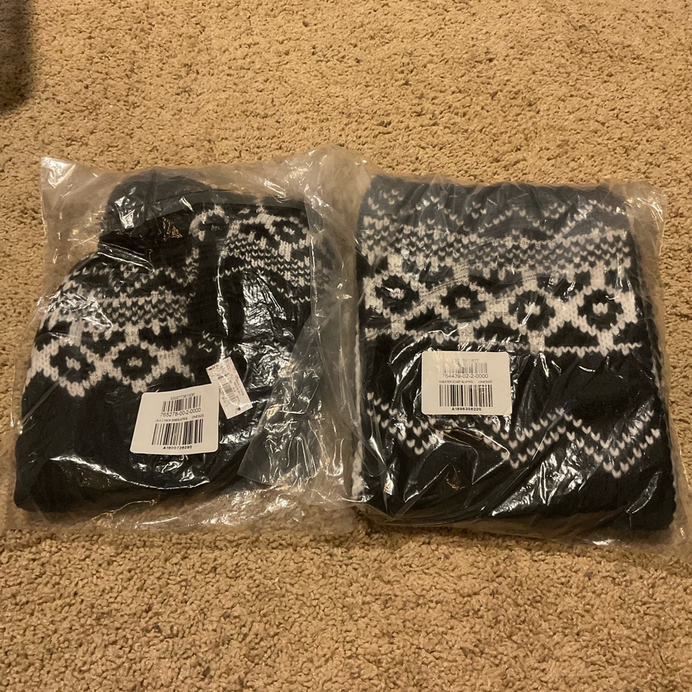 Old Navy Black and White Scarf Set